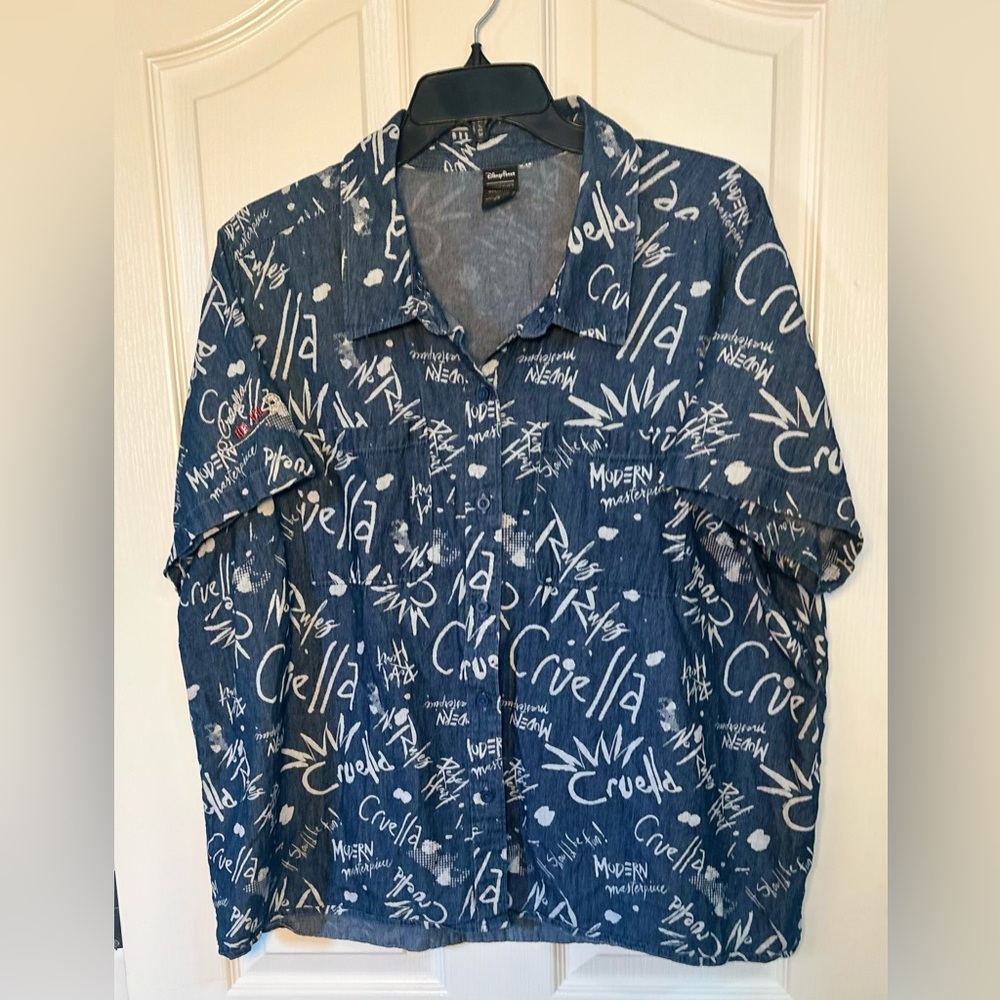 Women’s Plus Disney Her Universe Top Blue Cruella‎ De Vil Chambray Button 2X.